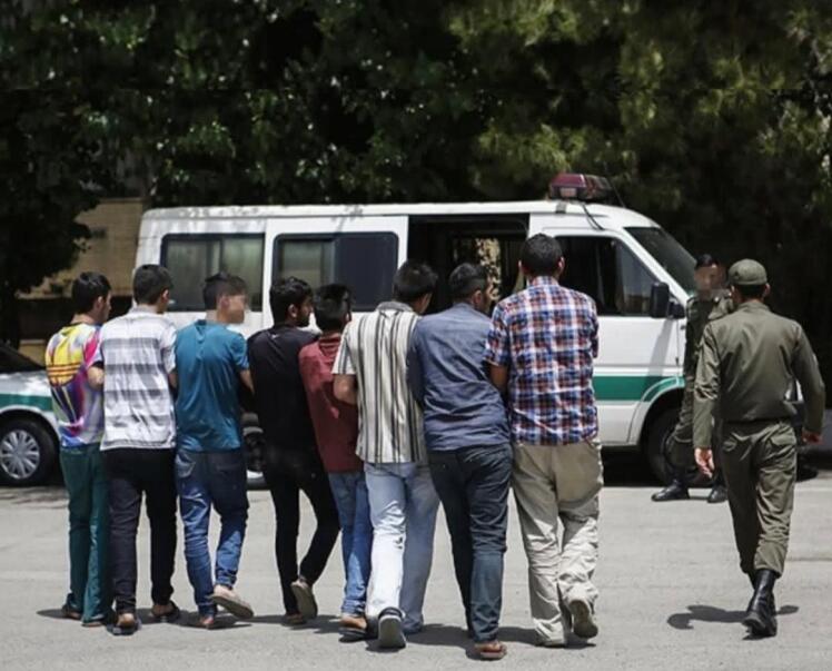 جانشین فرمانده انتظامی سیرجان از دستـ‌ گیری ۱۲ سـ‌ ارق و کشف ۱۲ فقره انواع سرقـ‌ ت ها طی ۴۸ ساعت گذشته در این شهرستان خبر داد.