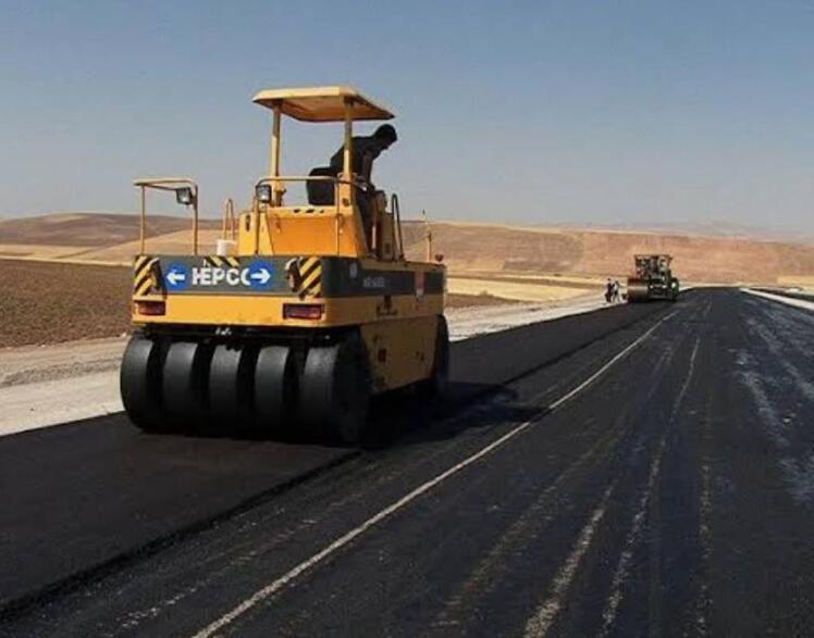 عملیات روکش آسفالت محور شهربابك_ سيرجان به سمت بندرعباس و بالعكس از اسفندماه سال گذشته آغاز شده است.
