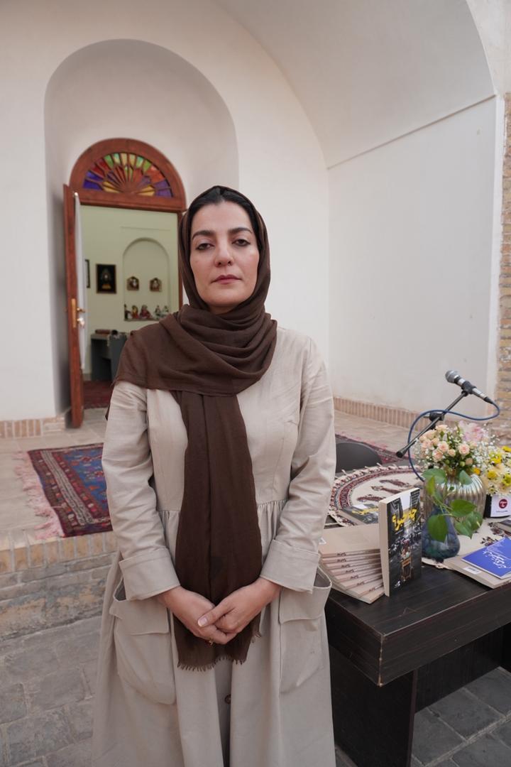 آیین رونمایی از کتاب نویسنده سیرجانی با موضوع ارتباطات برگزار شد