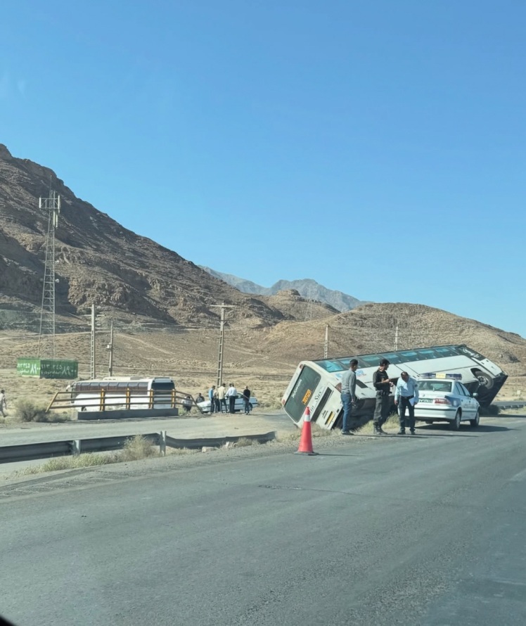 به گزارش روابط عمومی دانشکده علوم پزشکی و خدمات بهداشتی درمانی سیرجان؛ دو سانحه رانندگی همزمان در ۱۵ کیلومتری سیرجان به سمت شیراز ساعت ۶:۴۵ دقیقه رخ داد که در مجموع ۲۶ نفر دچار آسیبدیدگی شدند.