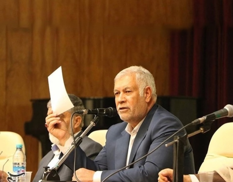 در جلسه شورای معادن استان کرمان، نماینده مردم کرمان و راور در مجلس شورای اسلامی بر ضرورت توقف خام‌فروشی در معادن استان تأکید کرد.