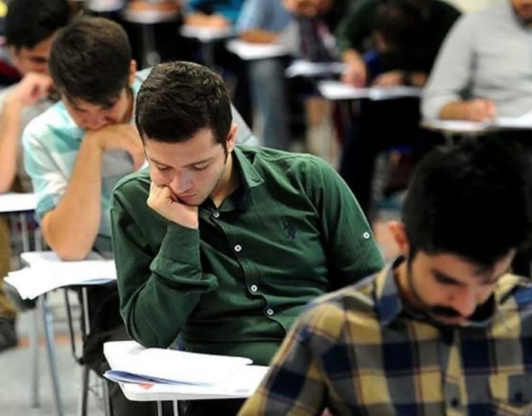 رئیس دانشگاه آزاد اعلام کرد به‌زودی شاهد ورود موبایل به جلسات امتحانی واحدهای دانشگاه آزاد خواهیم بود.