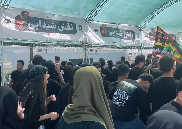 شرکت توسعه آهن و فولاد گل گهر در مراسم پیادهروی جاماندگان اربعین حسینی با برپایی غرفهای تحت عنوان «نقش شیدایی»، حقایق کربلا را به تصویر کشید. 02